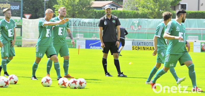 Der neue Ammerthaler Trainer Dominik Haußner (im dunklen  Shirt) beobachtet genauestens das Aufwärmprogramm seiner Spieler. Auf dem Bild von links      Tobias Hüttner, Neuzugang vom SV Hahnbach, Jonas Weigert, Neuzugang vom TuS Kastl, Michael Jonczy, Patrick Stauber und  Marco Weber, Neuzugang vom SV Seligenporten. Ziegler