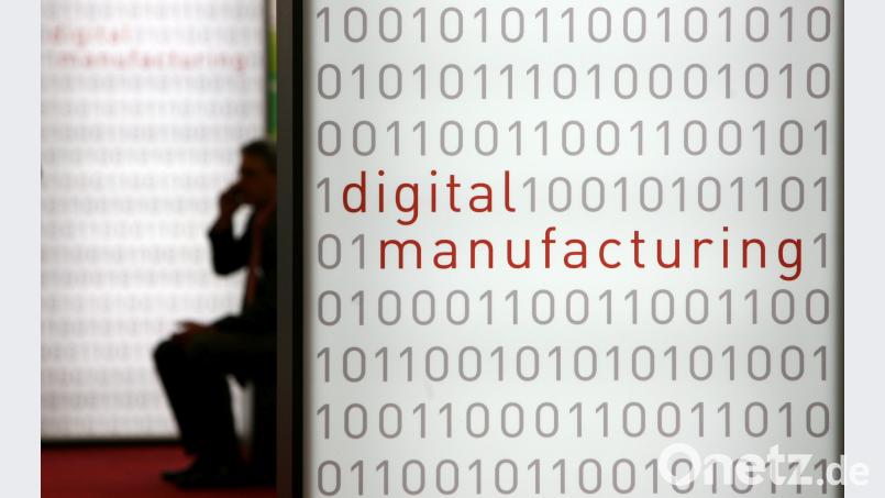 &quot;digital manufacturing&quot; steht auf beleuchteten Säulen auf der letzuten Hannover Messe. Industrie 4.0 ist nur ein Aspekt der Digitalisierung.  Kay Nietfeld/dpa