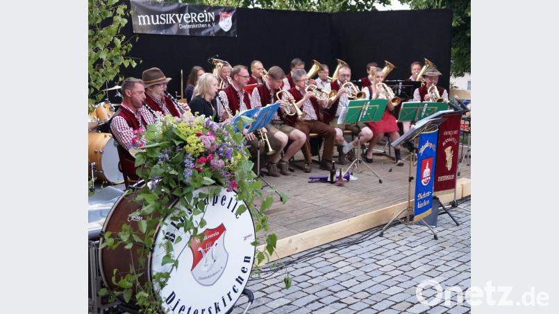 Als gute Musikkameraden erwiesen sich die Musikanten der Grenzlandkapelle Dieterskirchen, die zum tollen Gelingen der Serenade mit exzellenter Blasmusik beitrugen. weu