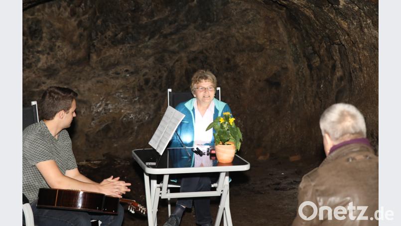 Die Autorin Christa Vogl (rechts) las aus ihren Büchern. Ihr Sohn Lukas Vogl (links) begleitete die Buchlesung musikalisch an der Gitarre. ang