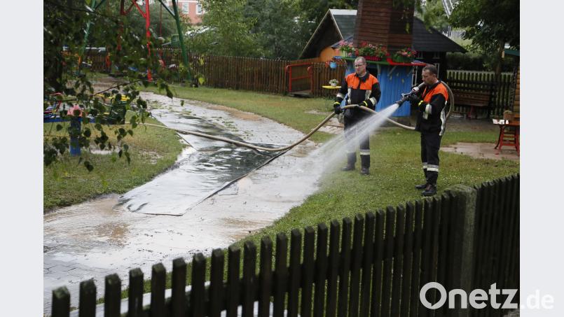 Die Feuerwehr spritzt die Wege im Ponyhof sauber. Hösamer