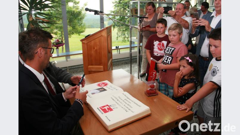 Blitzlichtgewitter beim Eintrag ins Goldene Buch der Gemeinde. Michael Köllner nahm sich viel Zeit dafür. wro
