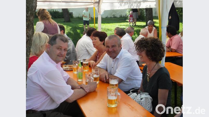 Auch Bürgermeister Josef Deichl und seine  Frau besuchten das Pfarrfest. ral