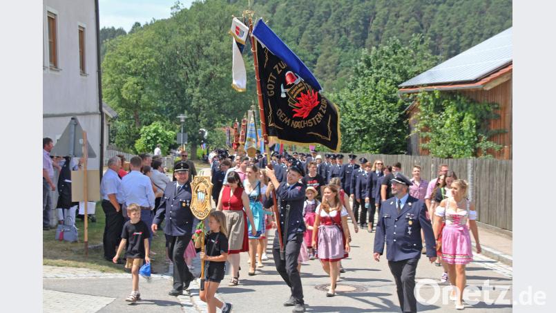 Als Jubelverein führten die Mitglieder der Feuerwehr Pertolzhofen den Festzug durchs Dorf an. Zum 145-jährigen Bestehen feierten die Floriansjünger mit zahlreichen Vereinen. frd