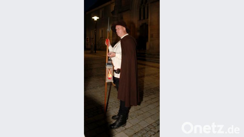 Mit dem Nachtwächter ging es auf seinem Rundgang durch die Straßen der Stadt. njn