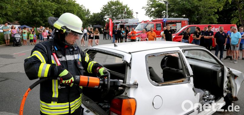 2. Kommandant Harald Träger trennt mit Hilfe einer Rettungsschere das Dach eines Fahrzeuges ab. Meierhöfer