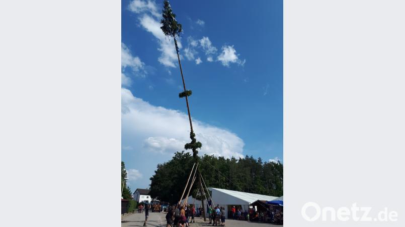 Die Kirwaburschen vom Verein „Tannengrün“ stellten am Freitag den Baum in Steinberg am See auf, gaben den Startschuss für die viertägige Kirchweih. Am Samstag nach dem Unwetter feierten die Steinberger im Zelt weiter. SJA