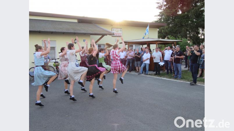 Als Beitrag zur Meisterfeier glänzt die TSV-Faschingsgarde beim Stehempfang mit einer temperamentvollen Alpenrock-Choreographie. ang