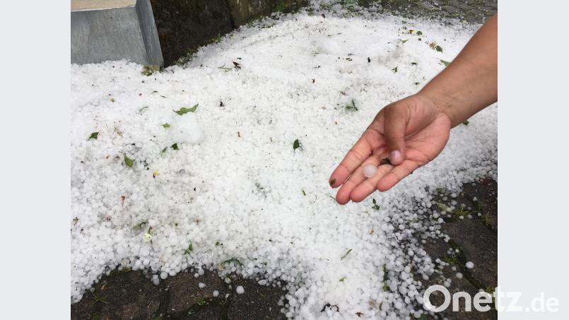 Mehrere Zentimeter dick sind die Hagelkörner, die das Unwetter mit sich bringt. hl