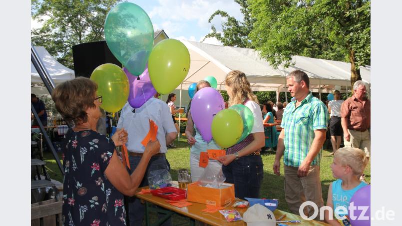 Alle Hände voll zu tun hatten die Helfer bei der Luftballonausgabe. ral
