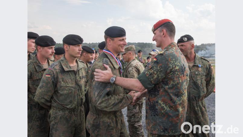 Brigadegeneral Jörg See (rechts), Kommandeur der Panzerbrigade 12 „Oberpfalz“, gratuliert den Soldaten der 3. Kompanie des Panzerbataillons 393 aus Bad Frankenhausen zum Sieg der "Strong Europe Tank Challenge" in Grafenwöhr (Kreis Neustadt/WN) . hbe
