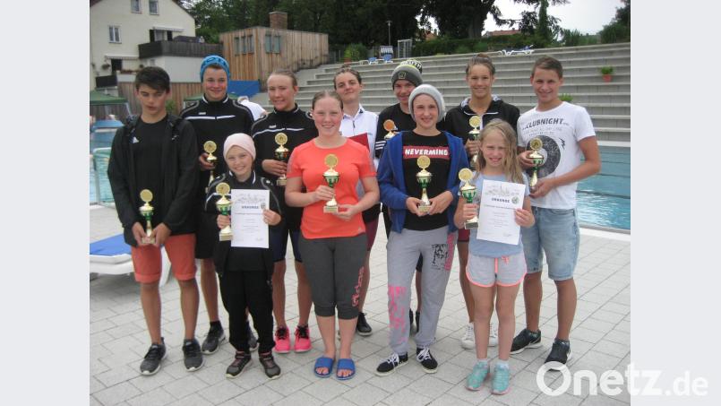 Zehn Einzelpokale sowie den Ehrenpreis für die Tagesbestleistung bei den Damen holten sich beim Arzbeger Sommerschwimmfest die Aktiven des Tirschenreuther Schwimm-Clubs. Hinten von links Leon Ducheck, Kilian Züllich, Viktoria Bogner, Kathrin Bachmeier, Fynn Legat, Carina Bönisch und Patrick Walter. Davor von links: Sophie Härtl, Leonie Reif, Daria Coldova und Dominika Codlova. RBG, Autor [RBG] (GHELGERT.TSC@T-ONLINE.DE)