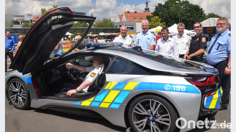 Da staunten die deutschen Kollegen über das schnittige Gefährt der tschechischen Polizei. uz