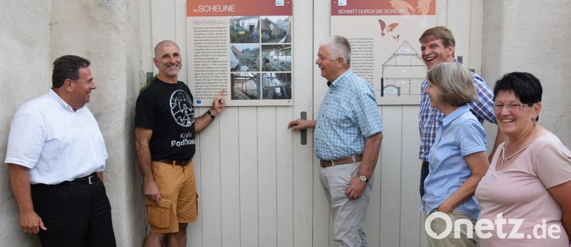 SPD-Landtagsabgeordneter Herbert Woerlein (von loinks) war zu Gast im Fledermaushaus in Hohenburg. Fledermausexperte Rudolf Leitl informierte über seine Schützlinge auch SPD-Kollegen Reinhold Strobl, Michael Rischke, Gisela Woerlein und Mathilde Strobl. bö