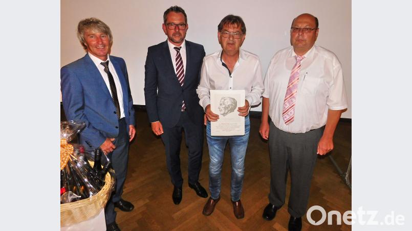 Konrad Schäffler (links) und Peter Porsch (Zweiter von links) sowie Konrad Wolf (rechts) ehren Rudi Lang für seine langjährige Tätigkeit im Aufsichtsrat der Raiffeisenbank am Kulm hai