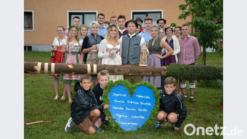 Oberkirwapaar Leni Prummeth und Jürgen Knorr sowie   viele fleißige Mitstreiter brachten ihr Kirwawahrzeichen sicher an Ort und Stelle eya