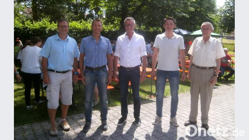 Voll besetzt war der Biergarten des Josefshauses beim 29. Jura-Gartenfest. Darüber freuten sich (von links): Jura-Werkstätten-Geschäftsführer Bernhard Albrecht, stellvertretender Lebenshilfe-Vorsitzender Bernhard Vahle, Bürgermeister und Schirmherr Hermann Falk, Fest-Organisator Uli Günter und Fest-Begründer Walter Widder. u