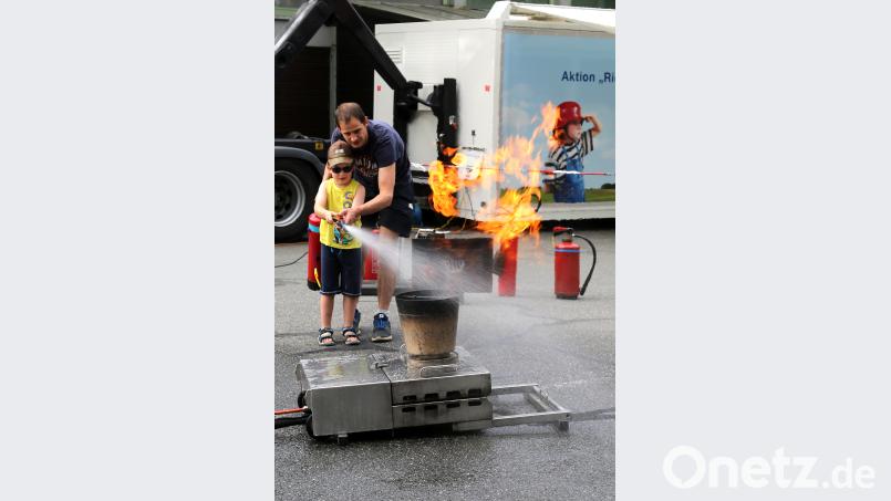 Der kleine Maximilian braucht noch etwas Unterstützung von seinem Vater, um das Feuer zu löschen. Meierhöfer