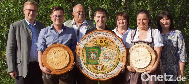Beim Wettbewerb um die Ehrenscheiben waren sie die Besten: Bürgerkönig Simon Hopfner, Marco Schießl, der Gewinner der Jubiläumsscheibe und Bürgerliesl Kerstin Werner. Ihnen gratulierten (v. l.) MdL Alexander Flierl, die Schießleiter Reinhold Wild und Claudia Süß, sowie Bürgermeisterin Birgit Höcherl. mmj