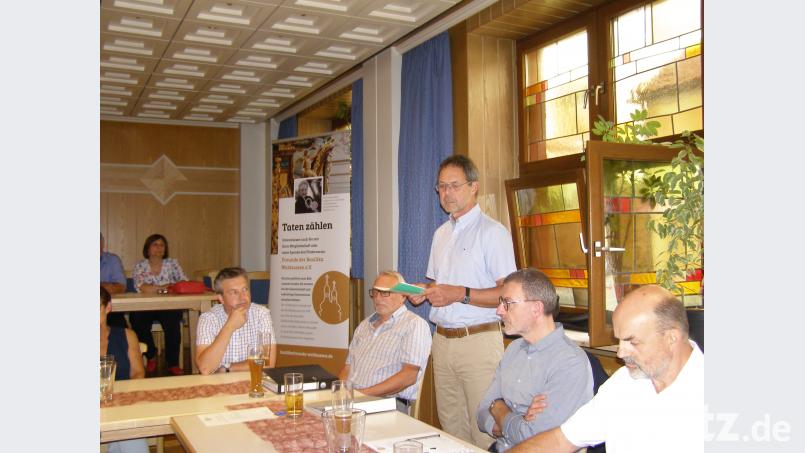 "Taten zählen", heißt es auf dem Transparent, das zur Versammlung am Freitag von der Basilika ins Jugendheim gebracht wurde. Stehend stellvertretender Vorsitzender Willi Prechtl mit (sitzend, von links) Kirchenpfleger Martin Rosner, Schatzmeister Alois Michl, Stadtpfarrer Thomas Vogl und Schriftführer Johannes Röttges. pz