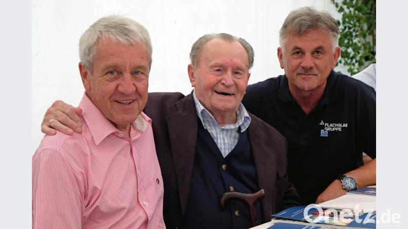 Die ehemaligen Betriebsratsvorsitzenden Richard Thaller (links) und Hans Klinger (rechts) plaudern  mit dem  ältesten früheren Mitarbeiter Albert Völkl (95). twi