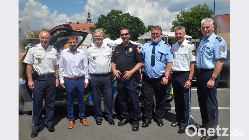 Die versammelte Polizeiführung vor Ort (von links): Verkehrspolizeichef Werner Ochantel, Bürgermeister und Kriminalpolizist Jens Meyer, Polizeipräsident Gerold Mahlmeister, Chief Operation Officer Jason Kesselring von der US-Army in Vilseck, Polizeichef Tachov Petrr Stuchl, Polizeiinspektionsleiter Klaus Müller und Wolfgang Franz von der Bundespolizei Waidhaus. uz