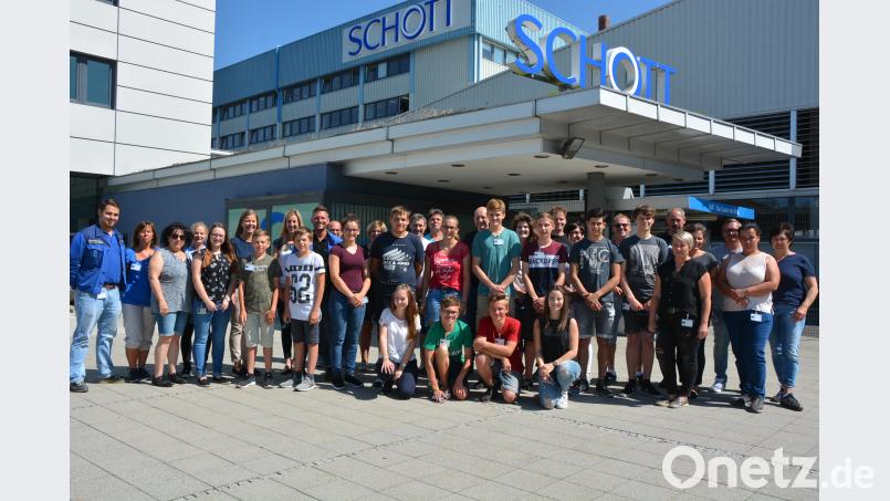 Für elf junge Leute (Mitte) beginnt im September die berufliche Ausbildung bei Schott in Mitterteich. Zusammen mit ihren Eltern erhielten sie erste Einblicke ins Unternehmen. Mit dabei waren die Ausbilder der einzelnen Sparten und Ausbildungsleiterin Jessica Heyne (Sechste von links). Rosner, Josef [JR] (ROSNER.JOSEF@T-ONLINE.DE)