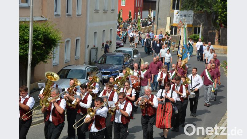 Angeführt von der Blaskapelle Konnersreuth und den Concordia-Schützen bewegte sich am Sonntagvormittag ein stattlicher Schützenfestzug durch die Straßen der Marktgemeinde. jr