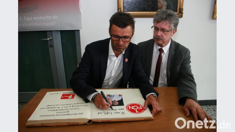 Nicht fehlen darf der Eintrag Michael Köllners ins Goldene Buch der Gemeinde, sehr zur Freude von Bürgermeister Wolfgang Braun. wro