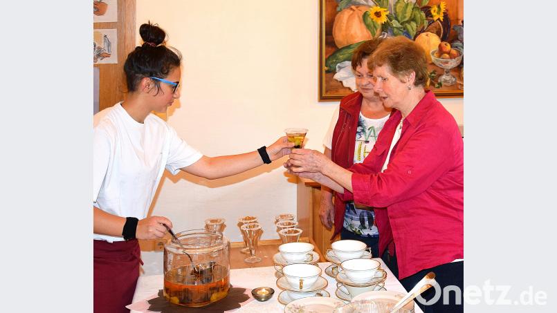 Cennet Oruc, R10c, (links) serviert den Damen vom Pfortendienst einen Frucht-Cocktail, Teil des Abschlussessens der praktischen Prüfung (rechts: Gertrud Zeitler und Helga Koch, hinten). Bild (exb) exb