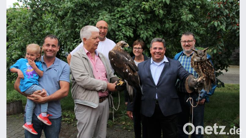 Wann hat man einmal schon einen Steinmeier auf dem Arm? Die SPD-Politiker Uwe Bergmann (von links) mit Tochter Carla, Reinhold Strobl mit dem Steinadler „Frank Walter Steinmeier“, Hans Weiß, Hermine Koch, Herbert Woerlein mit Uhu Klaus und Daniel Weidner hatten in Kümmersbuch die Gelegenheit. nko
