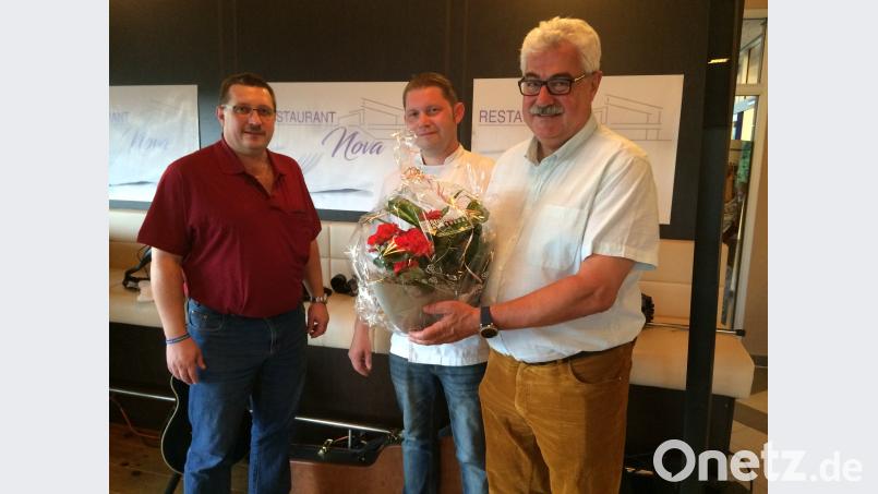 Sichtlich erfreut zeigen sich Bürgermeister Rupp Troppmann und Geschäftsführer Peter Forster über die Wiedereröffnung des Restaurants in der Stadthalle und überreichen stefan Köstler einen Blumengruß. Steiner