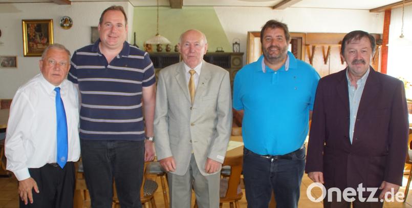 Zentralpräses Pater Josef Schwemmer (links) überreichte mit Obmann Otto Hermann (rechts) den anwesenden Jubilaren die MMC-Treuenadel. mmj