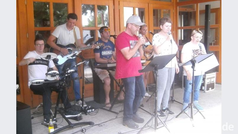 Dass Menschen mit und ohne Behinderung gemeinsam Musik machen können, bewies die „Jura-Goes-Music-Band“. Vorne (von links): Michael Fruth, Claudia Hellerbrand und Silke Kraus, hinten (von links): Alexander Morlang, Fest-Organisator Uli Günter, Thomas Walt und Miriam Kotz. u