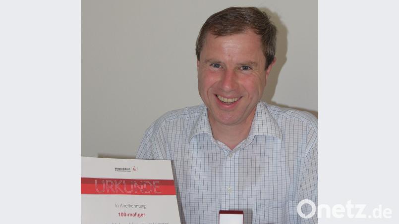 Pfarrer Werner Sulzer freut sich über die Ehrung. „Ich war jetzt schon 100 Mal beim Blutspenden, aber trotzdem mache ich gerne weiter, weil ich damit Menschen helfen kann“, sagt er. bö