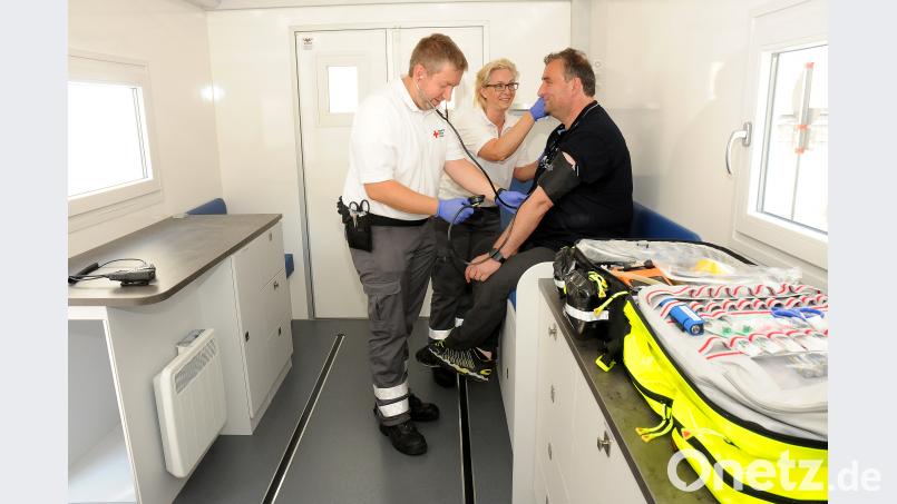 So sieht die neue und 80 000 Euro teure mobile Station der BRK-Bereitschaft Amberg I von innen aus. Leiter Wolfgang Potsch (links) und sein Team haben beim Premieren-Einsatz am Altstadtfest relativ wenig zu tun. Den kompletten Samstag über müssen lediglich zwei kleinere Verletzungen behandelt werden. 	Bild: Stephan Huber Stephan Huber