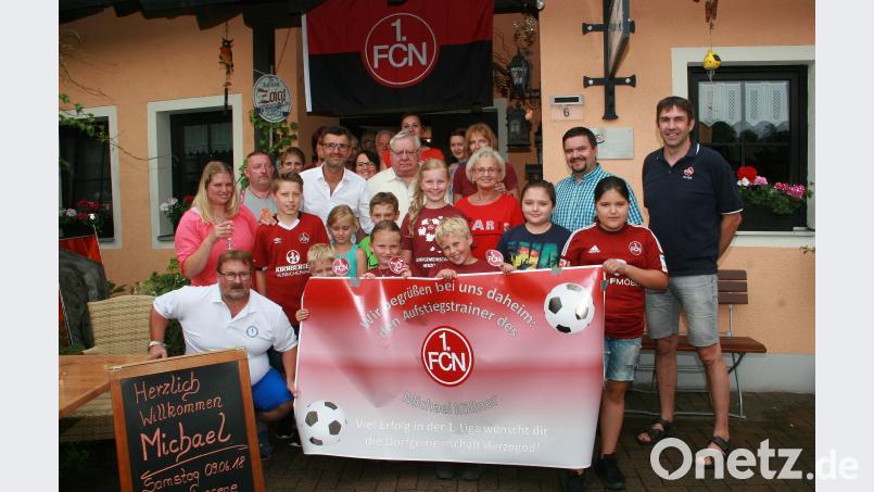 Großer Empfang in Herzogöd, dem Heimatdorf des Club-Trainers. Der ganze Ort war auf den Beinen, als Michael Köllner (Mitte, links) kam. wro
