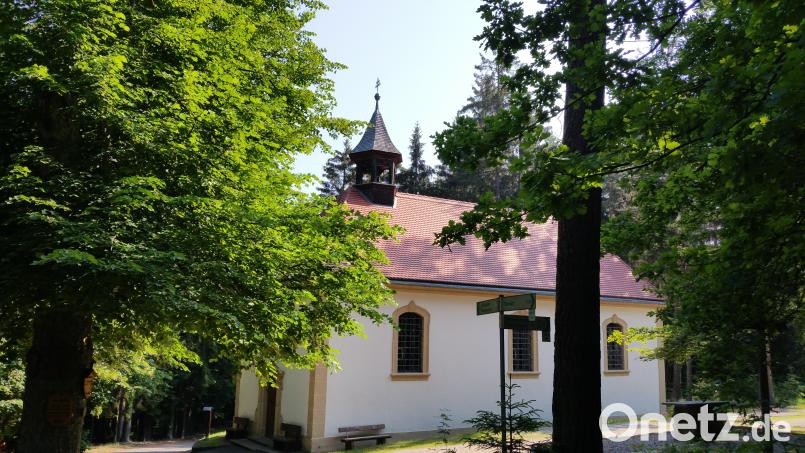 Die Wallfahrtskirche Mariä-Heimsuchung, im Volksmund Heinersreuther Ablass genannt, feiert bald Patrozinium. Gegenüber dem Eingangsportal stehen zwei Linden, die auf die Entstehungszeit des Bauwerkes zurückgehen. hzi