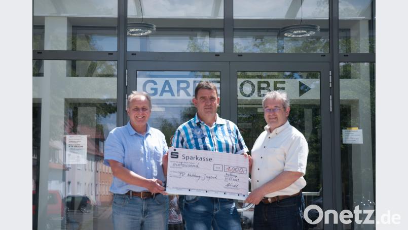 Helmut Nirschl übergab den 1000-Euro-Scheck an TV-Vorsitzenden   Andreas Eckl  (rechts) und Dritten Vorsitzenden Peter Haas (links). cfd