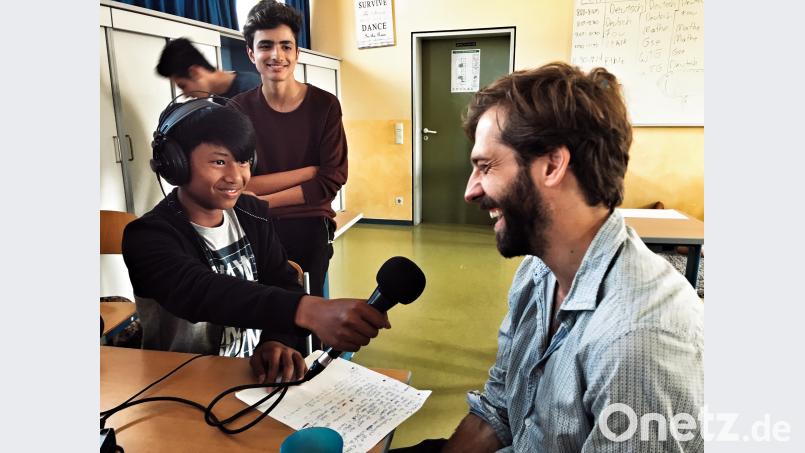 Eine lockere Gesprächsatmosphäre herrschte bei den Interviews für das Projekt &quot;Eine-Welt-Musik&quot;. Sebastian Kretz (rechts), Frontmann der Regensburger Band &quot;Beisser&quot;, stellte sich den Fragen der Schüler. muk