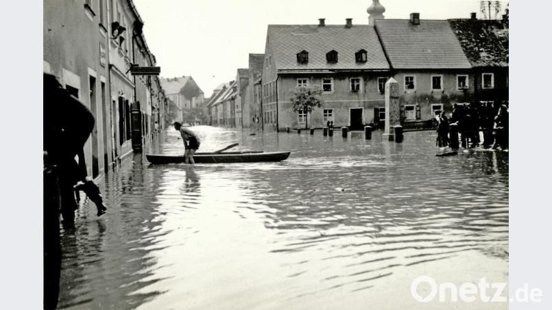Die Helfer kommen mit den Booten zu den Häusern. le