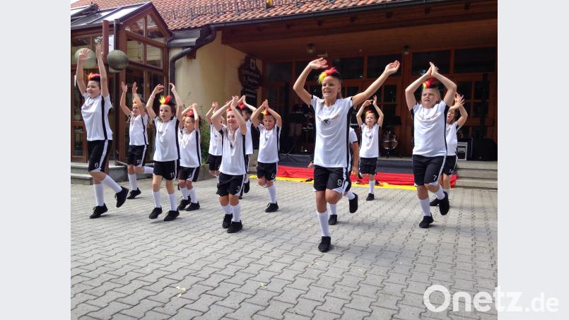 Passend zur bevorstehenden Fußball-WM traten die Mädchen der Kinder- und Jugendgarde im Trikot der Fußball-Nationalmannschaft auf und präsentierten unter dem Motto „Ein Hoch auf uns“ eine fulminante Tanzdemonstration zu Sportsongs wie „Es lebe der Sport“, „Das Ding muss rein“, „Schwarz und Weiß“ oder den Queen-Top-Hit „We are the champions“. u