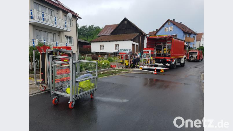 Insgesamt waren drei Schmutzwasserpumpen an der Dorfstraße in Altensteinreuth eingesetzt. mde