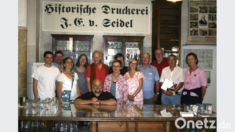 Mitglieder des Denkmalnetzes Bayern besuchten die Historische Druckerei Seidel, mit dabei Stadtheimatpfleger Dr. Markus Lommer (Zweiter von links), die Sprecherinnen des Denkmalnetzes Meike Gerchow (Vierte von links) und Stephanie Heyl (rechts) sowie Beate Wolters, Amberger Stadtheimatpflegerin (Vierte von rechts). Bild: cog