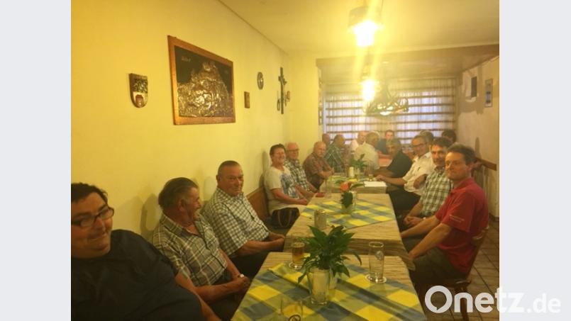 In Waldeck nimmt Bürgermeister Werner Nickl (Dritter von rechts) Wünsche und Anregungen der Bürger entgegen. Ihnen geht es vor allem um die Schaffung neuer Bauülätze und die künftige Nutzung des Schulgebäudes jzk