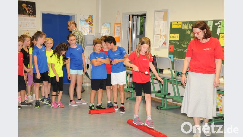 Weil es draußen regnet, werden die Spielstationen kurzerhand ins Klassenzimmer verlegt. Beyerlein