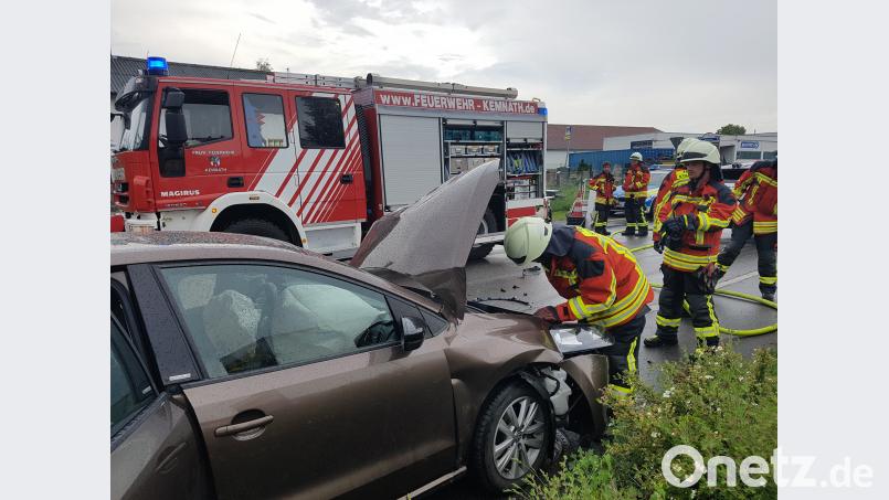 Aufgrund des Unfallschadens beginnt der VW Polo zu rauchen. Die Feuerwehrleute bauen neben der Verkehrsabsicherung einen Löschangriff auf. mde