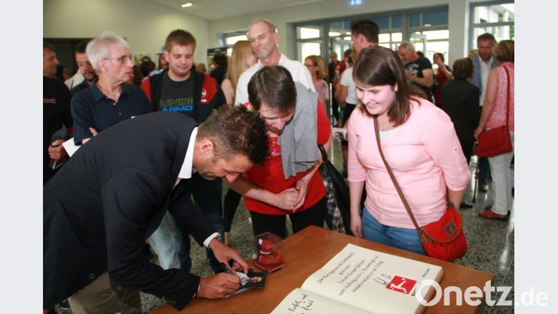 Gerne erfüllt der Club-Trainer die vielen Autogrammwünsche. wro
