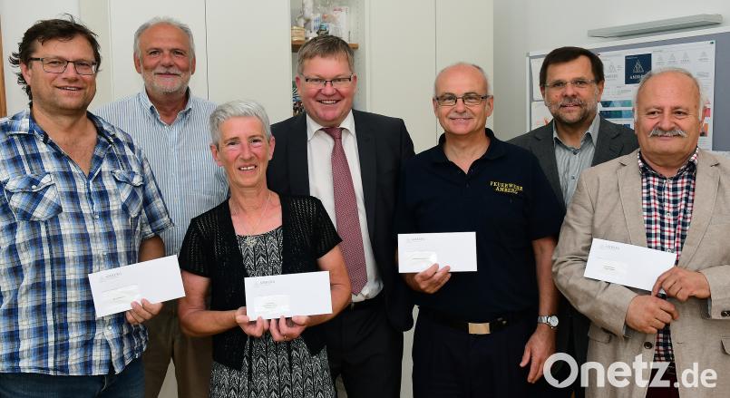 Hans-Georg Schrüfer (Zweiter von links) und OB Michael Cerny (Vierter von links) übergeben den Erlös aus dem Fundsachenflohmarkt an vier Vereine – insgesamt 1200 Euro. Das Geld teilen sich der ESC, die Feuerwehr, das Caritas-Marienheim und der Förderverein Frauengesundheit.	Bild: Hartl Petra Hartl