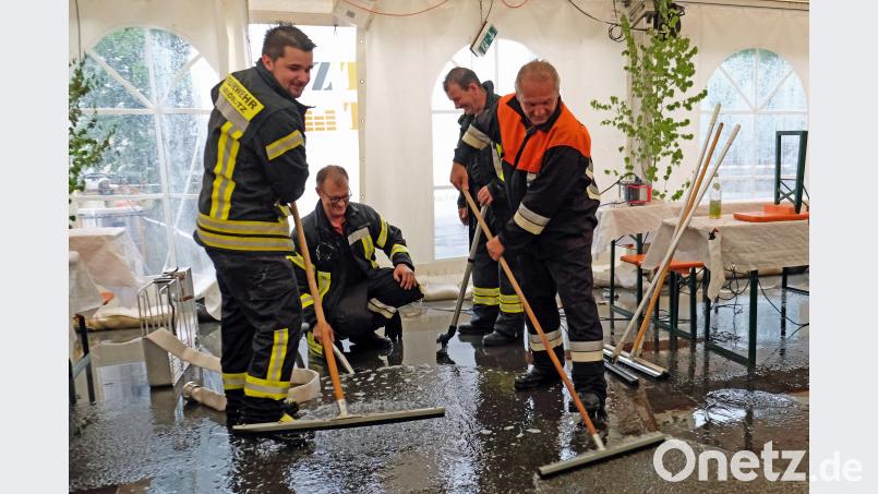 Die Feuerwehr  half, im Festzelt die Folgen des Gewitters zu beseitigen. twi